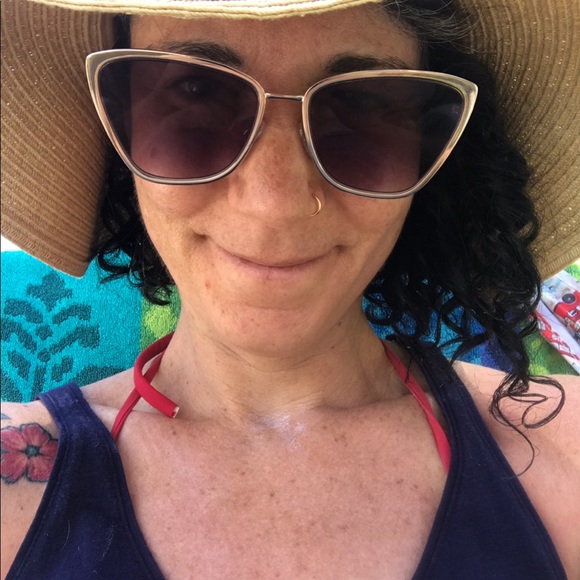 Meet your posher! - Picture 3 of 5